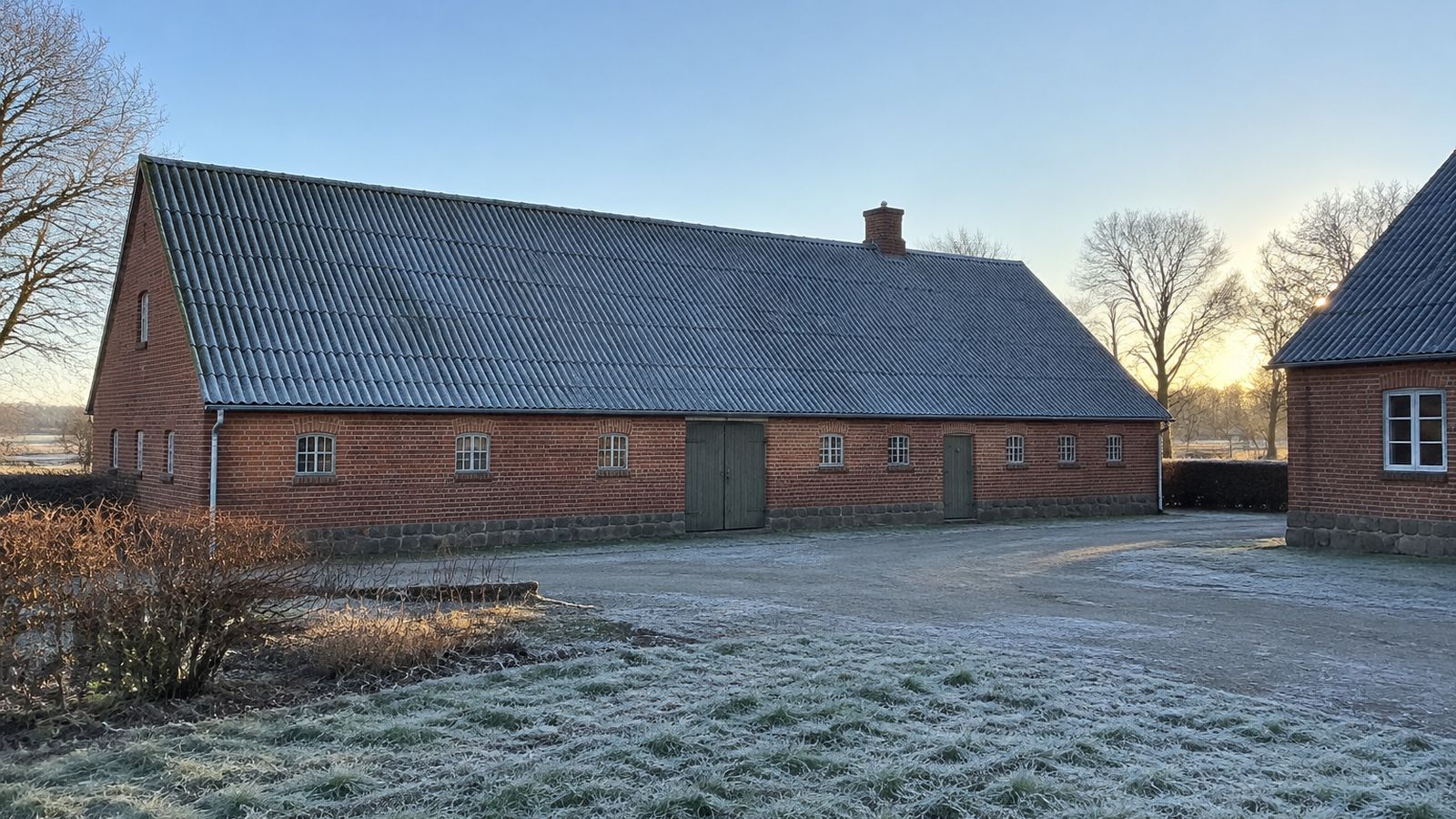 Landerijendom med nyt bølgetag i frostklar vintermorgen